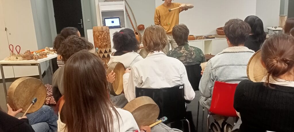 Atelier "Destination musiques" au musée du Quai Branly 4 sortie quai branly hida 3