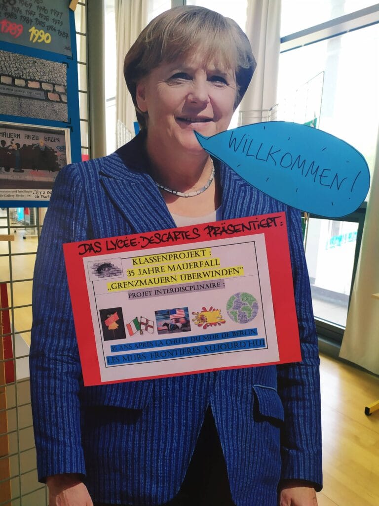 KLASSENPROJEKT : 35 JAHRE MAUERFALL "GRENZMAUERN UBERWINDER" - PROJET INTERDISCIPLINAIRE : 35 ans après la chute du mur de Berlin, les murs-frontières aujourd'hui 17 1 Merkel Das lycee descartes prasentiert