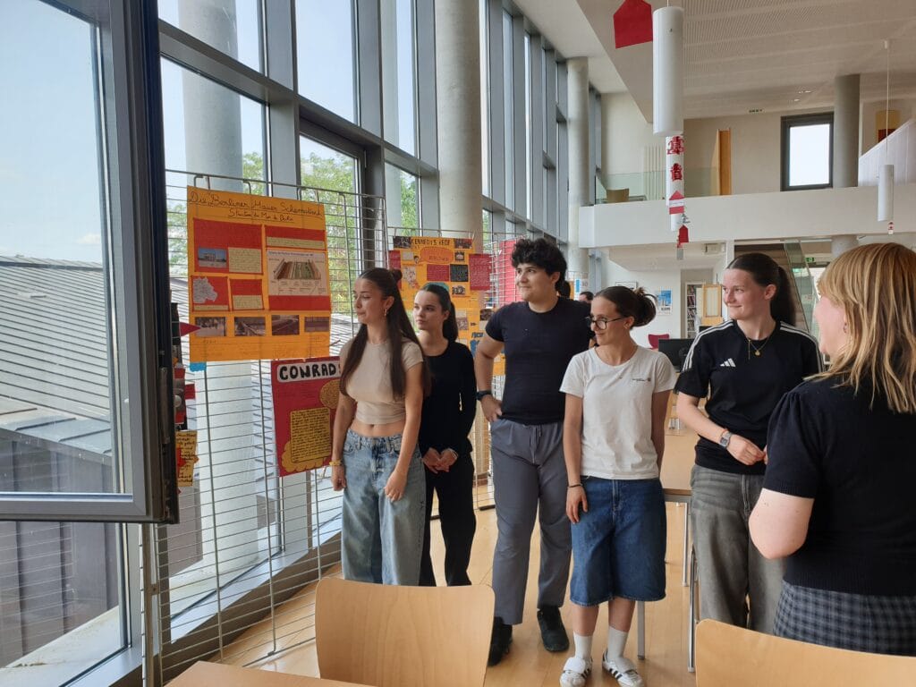 KLASSENPROJEKT : 35 JAHRE MAUERFALL "GRENZMAUERN UBERWINDER" - PROJET INTERDISCIPLINAIRE : 35 ans après la chute du mur de Berlin, les murs-frontières aujourd'hui 12 20250603 152250