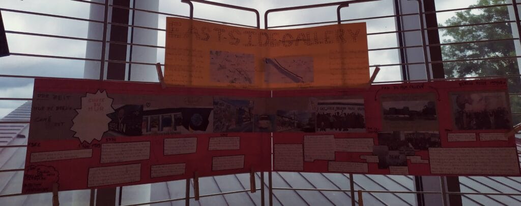 KLASSENPROJEKT : 35 JAHRE MAUERFALL "GRENZMAUERN UBERWINDER" - PROJET INTERDISCIPLINAIRE : 35 ans après la chute du mur de Berlin, les murs-frontières aujourd'hui 37 21 die East Side Gallery 1