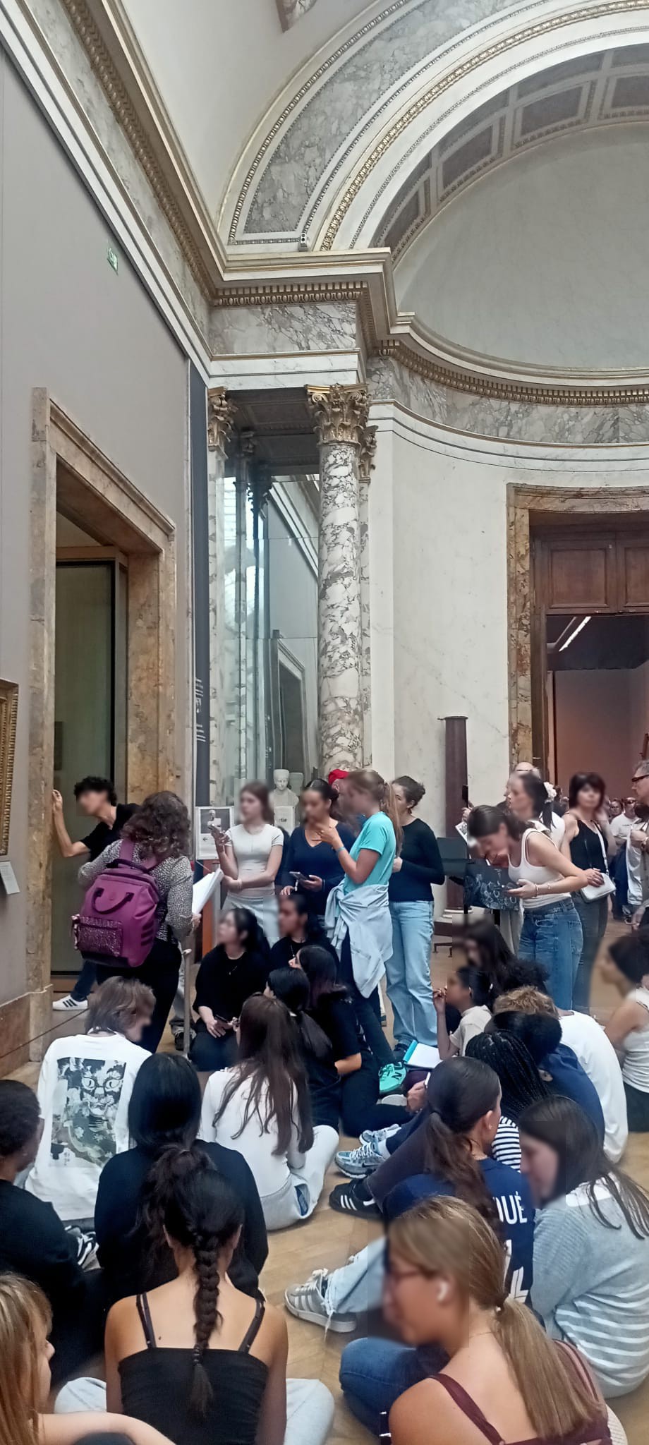 Visite du Louvre 2 floutee